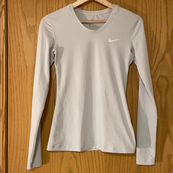 Nike Tops - Nike Light Grey Long Sleeve Crew Neck Top!